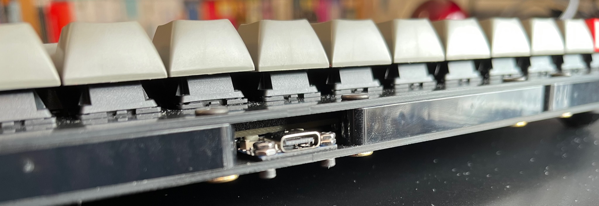 a close-up picture of the USB socket at the back of my keyboard; the 1mm daughterboard holding the receptacle is screwed to the 1.6mm base plate